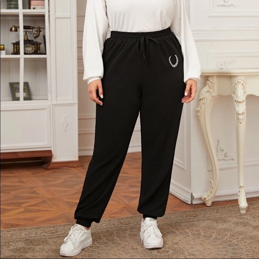 Embroidered detailed jogger sweatpants